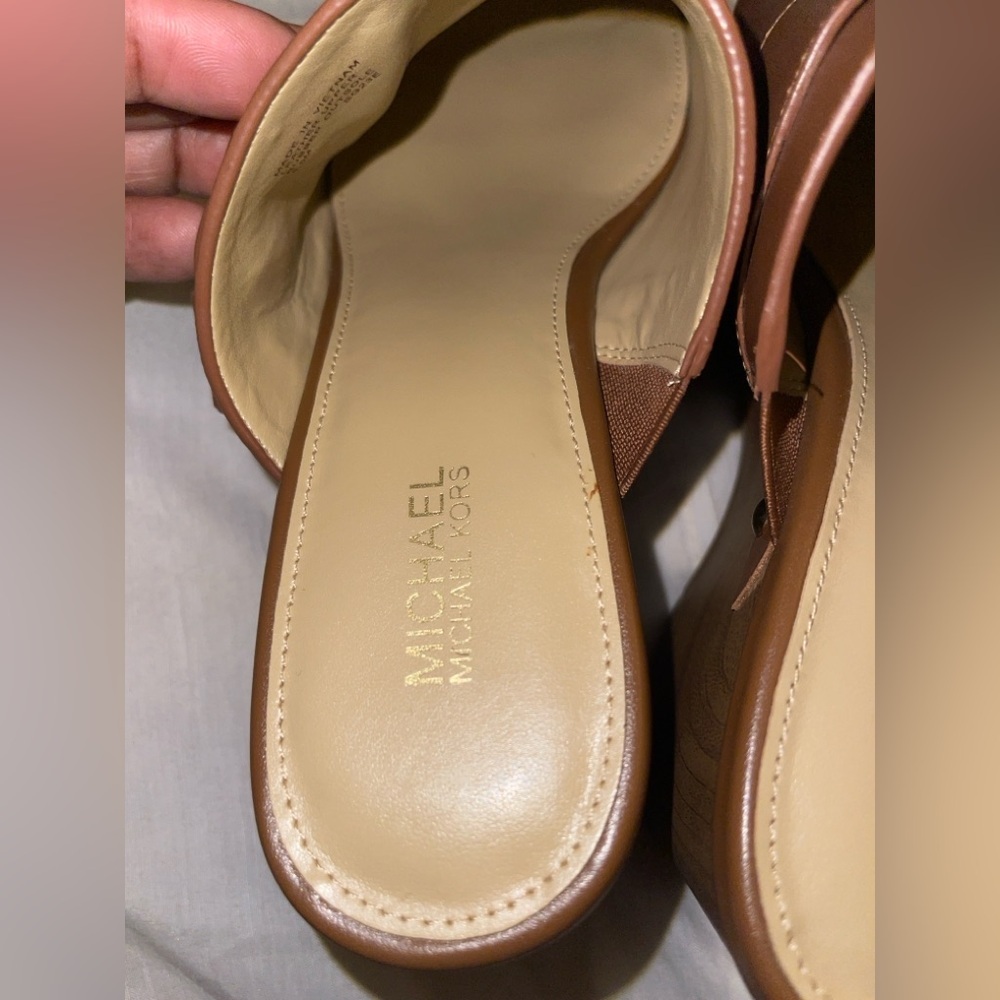 Michael Kors
Michael Kors Rye Clog
Luggage Women’s Size 6.5 NWOB - Picture 16 of 16